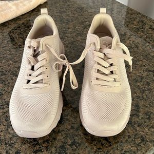 Women’s 7.5 Sketcher shoes
